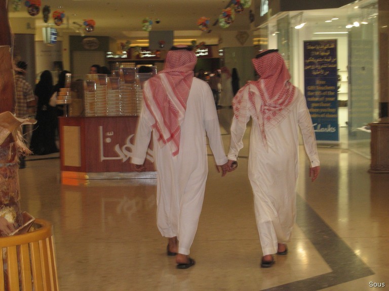 Homens andando de mãos dadas em Dubai