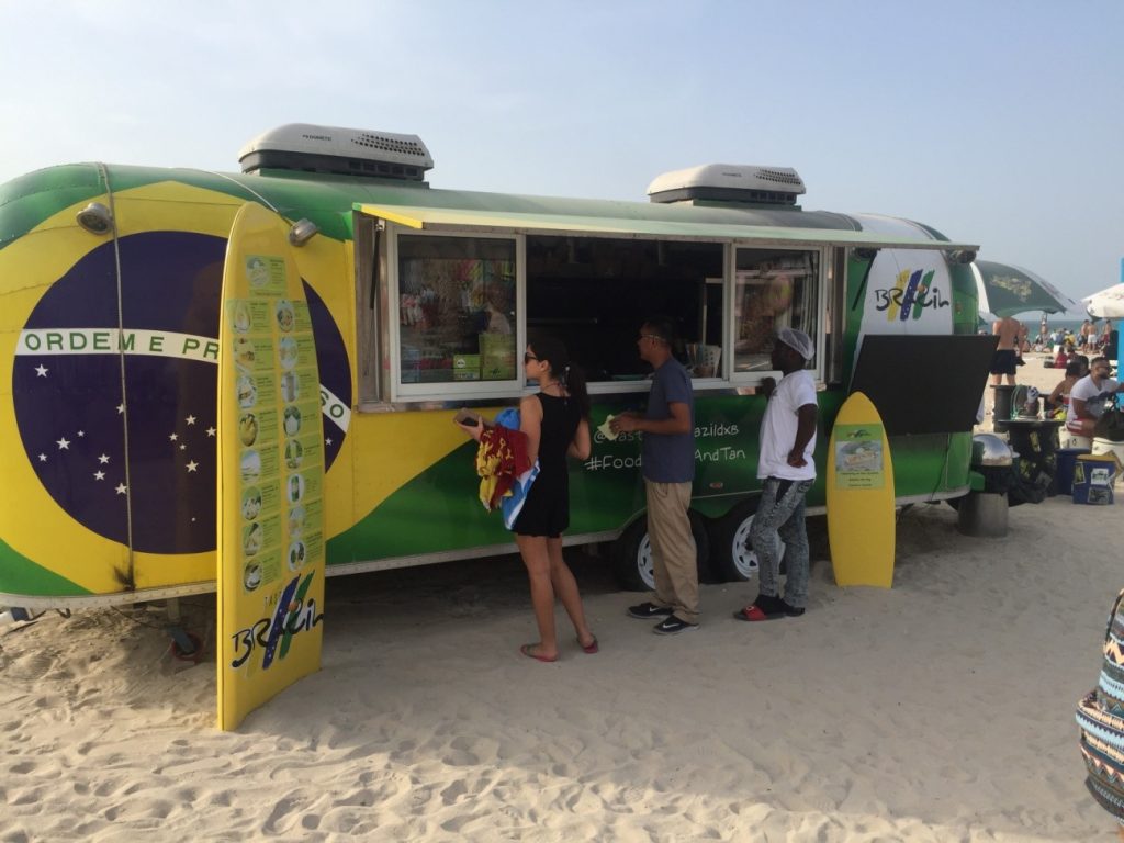 Food truck brasileiro na praia em Dubai