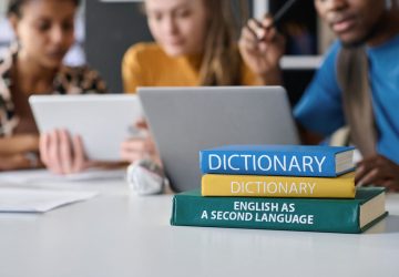 Por que a maioria dos brasileiros não aprende inglês?